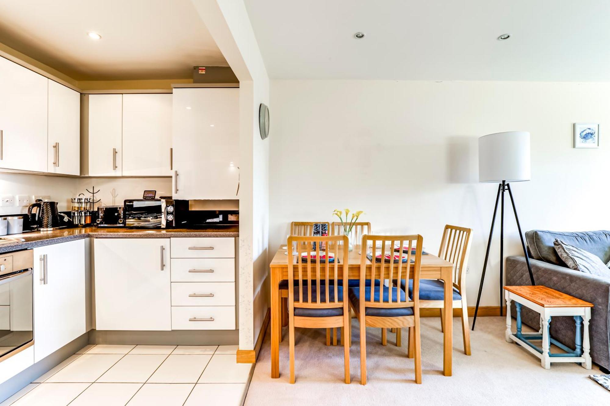 Entire 2 Bed Flat Contractors Families And Relocators Lägenhet Ware Exteriör bild
